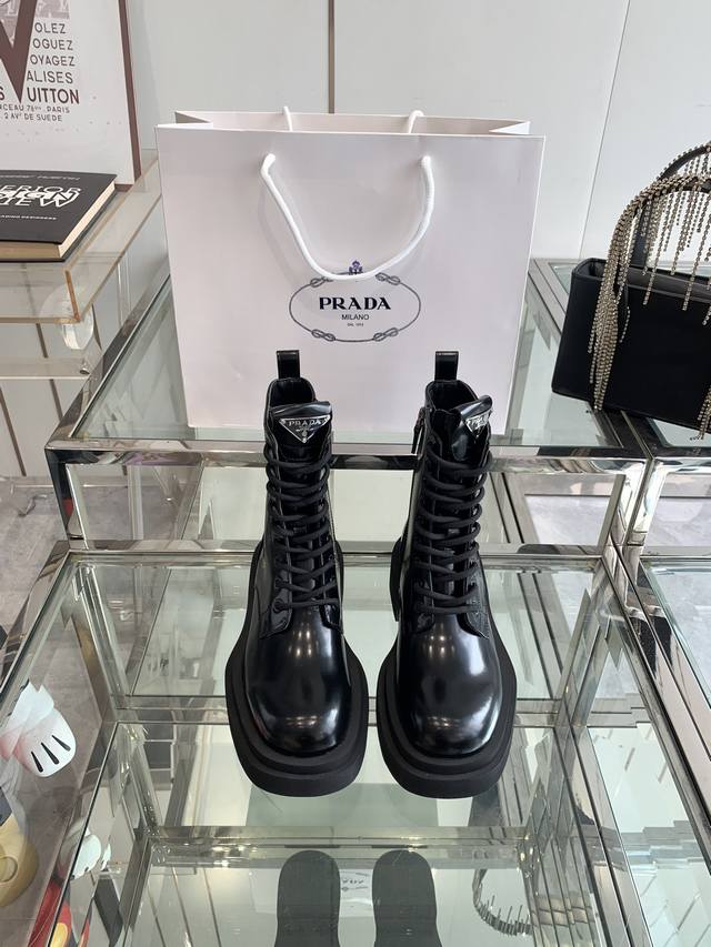 Prada 普拉达 24Ss经典三角标一脚蹬王炸女靴 冬天买不到的系列，绝对是今年的大爆款 贼好看！Prada靴子真的很哇塞！上脚大气显腿瘦气质这块刚好拿捏，全
